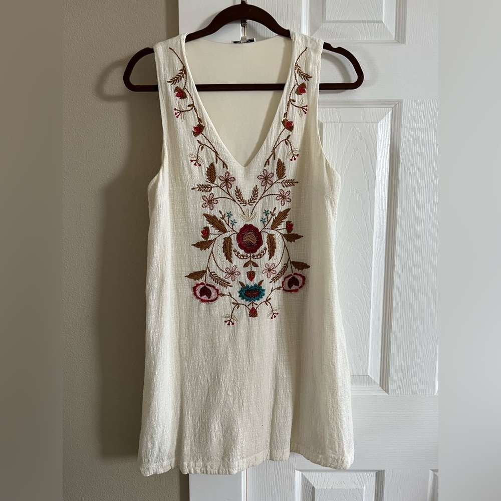JODIFL Womens embroidered cream dress. size M. great condition.